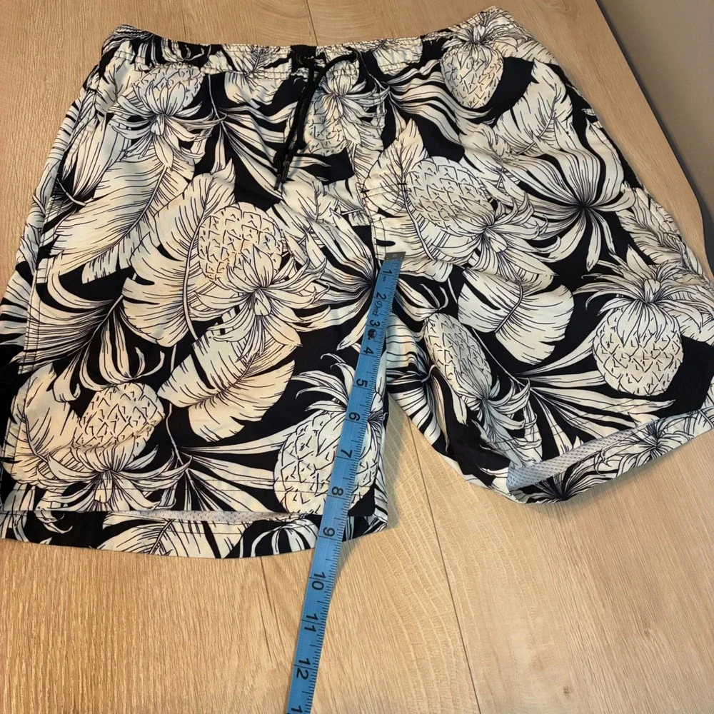 Old Navy Mens Black White Pineapple Tropical Swim Trunks Board Shorts Small 7in